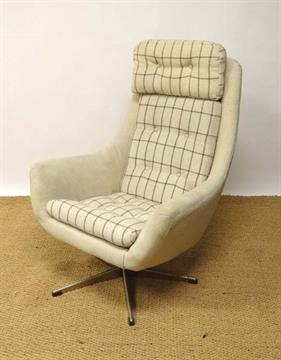 Vintage Retro A Danish Bucket Swivel Chair With Oatmeal Coloured