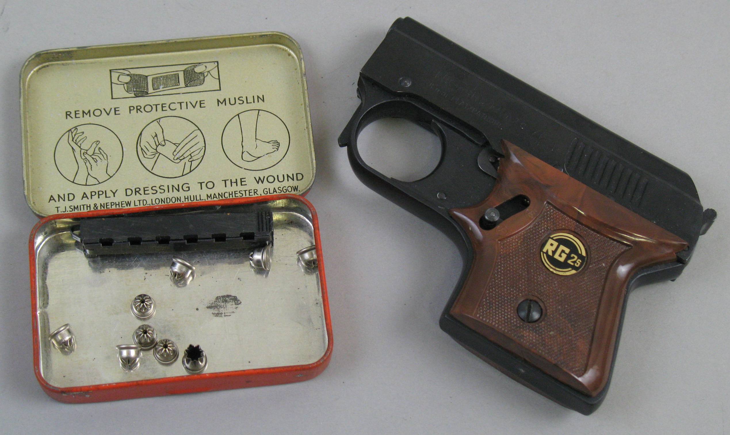 Shooting, a German Rohm RG2s starting pistol with quantity of blank