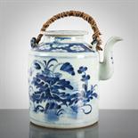 CHINESE 18TH CENTURY BLUE AND WHITE PORCELAIN CYLINDRICAL WINE POT AND COVER WITH ROPE TWIST
