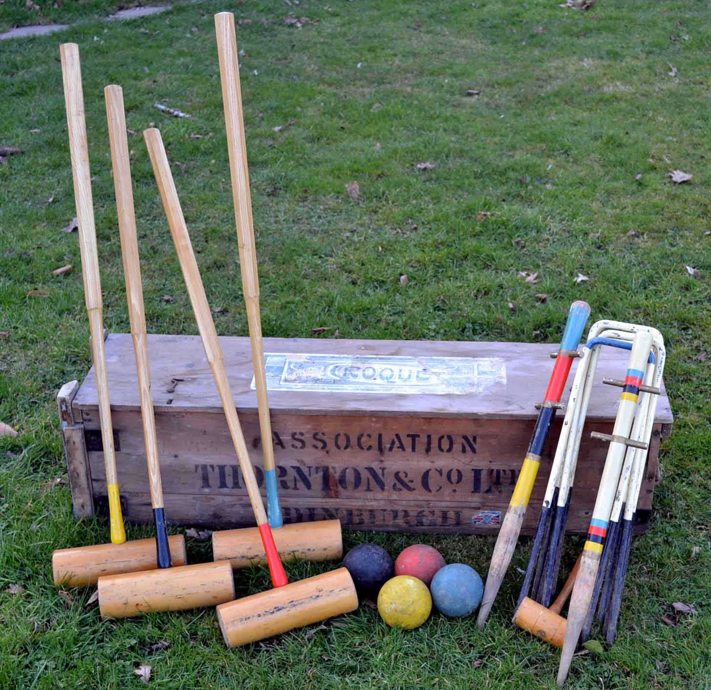 Croquet early boxed set to incl 4 mallets and balls, 6 white/coloured