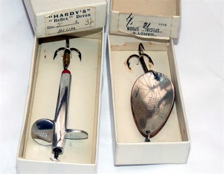 LURES (2): Hardy Reflex 2” aluminium flat body Devon minnow with original red bead trace, on card in