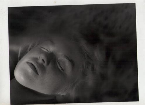 Marilyn Monroe feigning death ? remarkable bw image of Marilyn?s face feigning death^ taken by - Image 1 of 2