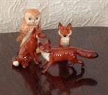 Three Beswick foxes and an owl.