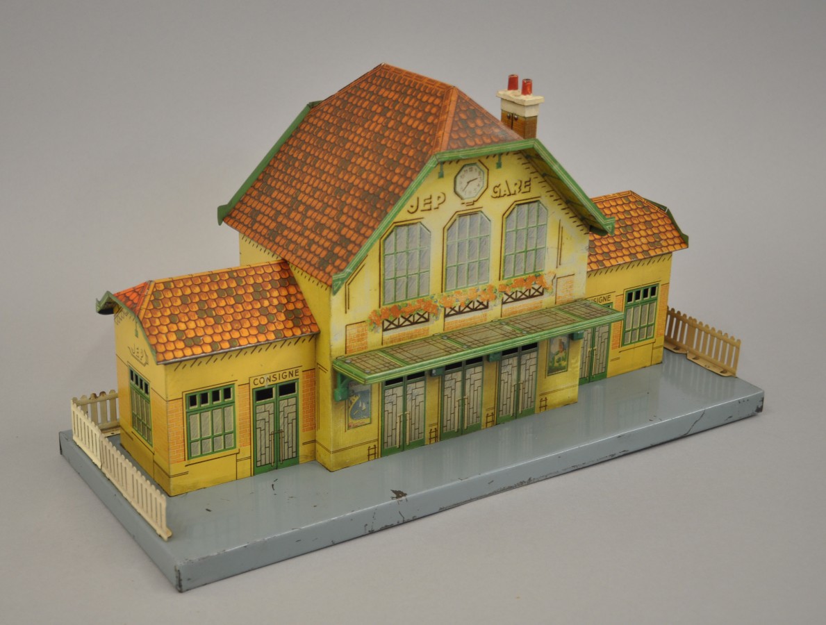 O gauge, JEP Gare tinplate train station platform measures 46cm/18