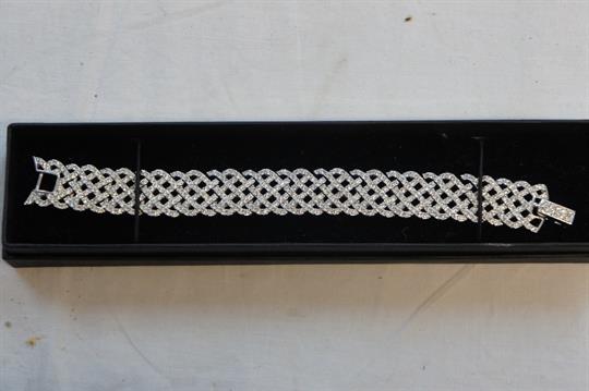 Pretty Swarovski diamante lattice-work bracelet set in white metal Pretty Swarovski diamante lattice-work bracelet set in white metal