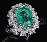 LADY`S EMERALD, DIAMOND & PLATINUM RING. Lady`s ring features a6.5ct emerald with very good color