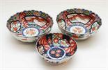 A PAIR OF JAPANESE IMARI BOWLS,
late 19th century, each decorated in typical palate with birds and