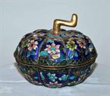 A CLOISONNÉ ENAMEL PUMPKIN BOWL AND COVER, 
with gilt handle, 5.5in (14cm). (1)