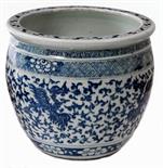 A BLUE AND WHITE CHINESE PORCELAIN FISH BOWL OR JARDINIERE, 
Kangxi (1622-1722), the moulded rim