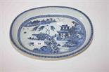 A LATE 18TH CENTURY CHINESE BLUE AND WHITE OVAL DISH, decorated with pavilions by a river with