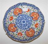 AN OCTAGONAL CHIINESE PORCELAIN DISH, the centre with a blue and white roundel and four leaf form