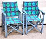 A round dining table and a pair of blue painted folding chairs (3).