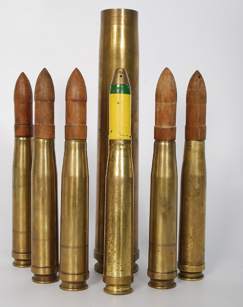 4x 20mm WWII dated German Drill rounds and one 20mm inert round, 1 37mm