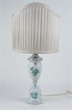 LAMPADA IN PORCELLANA HEREND Ungheria, XX secolo decori floreali verdi su fondo bianco, completa
