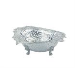 CENTROTAVOLA IN ARGENTO Londra, 1887 traforato e cesellato a motivi floreali e di volute,