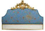 TESTATA LETTO IN LEGNO DORATO E TESSUTO con cimasa del XVIII secolo scolpita ed intagliata a