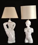 Coppia di lampade da salotto Figura maschile e femminile nude in maiolica smaltata bianca,