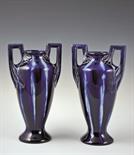 Lotto composto da: Coppia di vasi ad anfora in maiolica smaltata blu. Lieve sbeccatura su uno dei