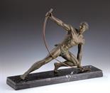 Scultura in bronzo raffigurante un giovane in atto di piegare una lama. Base in marmo nero. Stile