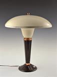 Lampada da scrivania, montante in bachelite marrone e cappello in metallo laccato avorio. Stile
