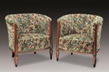 Coppia di poltroncine a pozzetto con gamba scanalata. Tappezzeria a disegni futuristi Starting