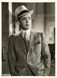 Taranto, Nino (1907-1986).  Fotografia giovanile (cm 24 x 18) dell’attore napoletano con dedica