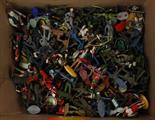 Good quantity of plastic 1/32 scale figures by Lone Star, Crescent, Britains and others. Overall F.