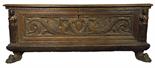 CASSAPANCA TOSCANA Toscana, XVII secolo (?) Noce 61,5x155x55,5 cm. Decorazione frontale ispirata dal