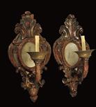 COPPIA DI APPLIQUES A SPECCHIO AD UNA LUCE Produzione italiana (?), XIX secolo Noce intagliato,