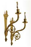 2 appliques en métal doré à un feu, au décor de feuilles d`acanthe, d`une colonne antique et d`une