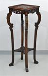 sellette dans le style de Gabriel Viardot en bois teinté à décor ajouré et sculpté, reposant sur