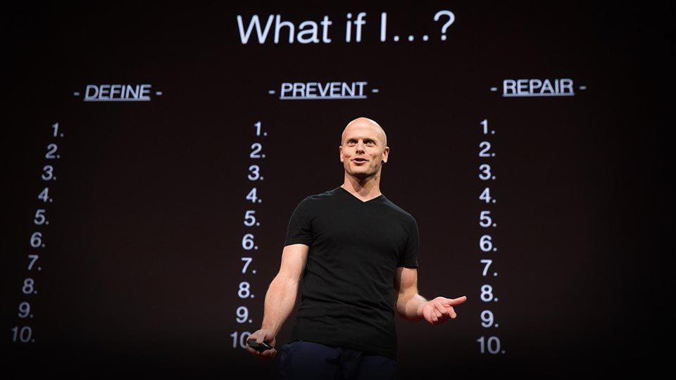 foto de Tim Ferriss en la charla TED sobre Fear Setting