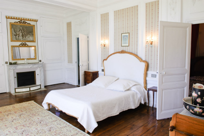 Love Home Swap and an elegant French chateaux bedroom