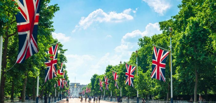 Explore London’s Royal Palaces with Evan Evans Evan Evans Royal Palaces Tour heading to Buckingham Palace
