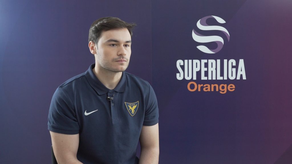 imagen-entrevistado-junto-logo-competición