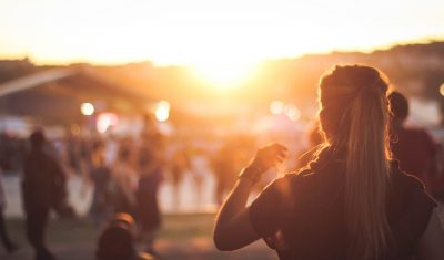 Inspiration d’ailleurs : que peuvent nous apprendre les festivals sur la gestion de communauté ?