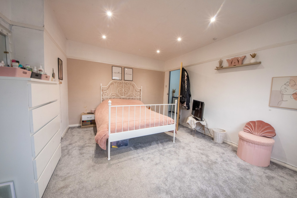 3 Bedroom Mid Terraced House For Sale Alexanders