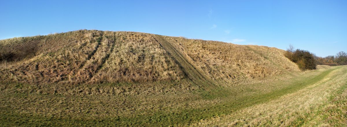 Čelní val hradiště.