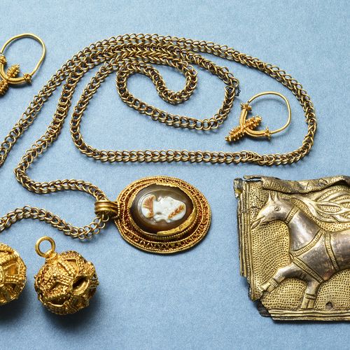 Gold jewellery from the so-called Princely grave in Želénky. 