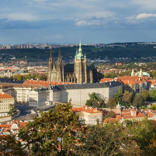 Pražský hrad z rozhledny na Petříně.