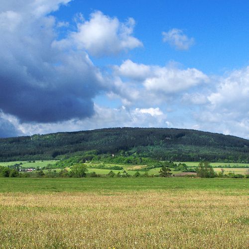 An overall view of the Plešivec hill from Hostomice.