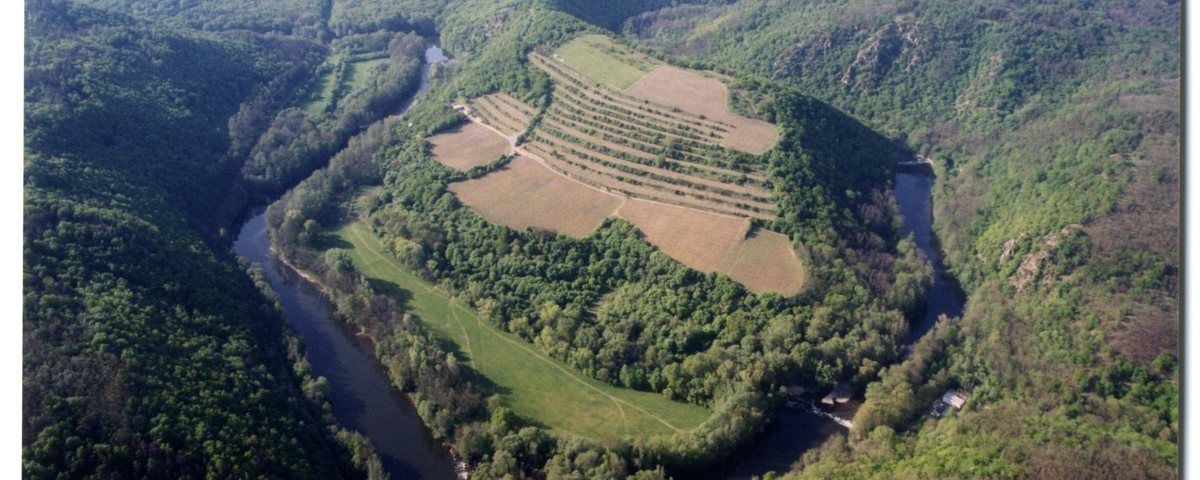 Podmolí, Výšinné sídliště a hradiště Šobes, agrárně využívaná oblast