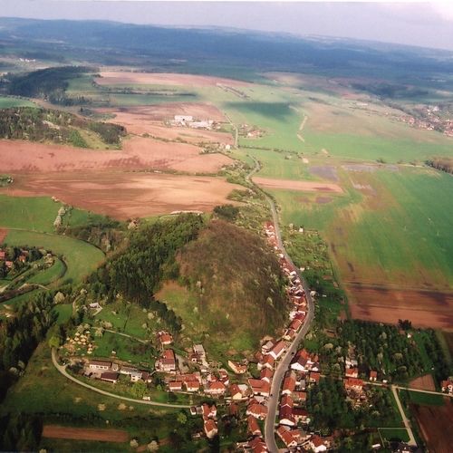 Letecký pohled na hradiště od západu. 