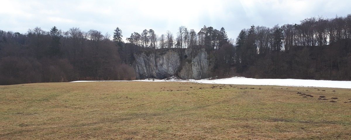 Holštejn, Pravěká jeskyně, zřícenina středověkého hradu Holštejn a zaniklé městečko