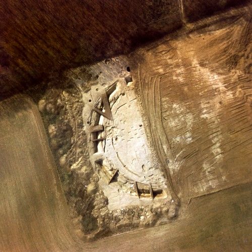 Letecký snímek z průběhu archeologického výzkumu rondelu z období neolitu.