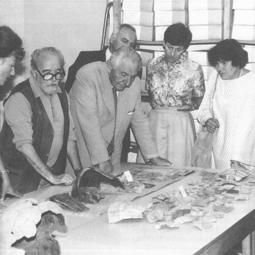 Presentation of the pottery finds during a visit by the archaeological commission in Těšetice-Kyjovice.