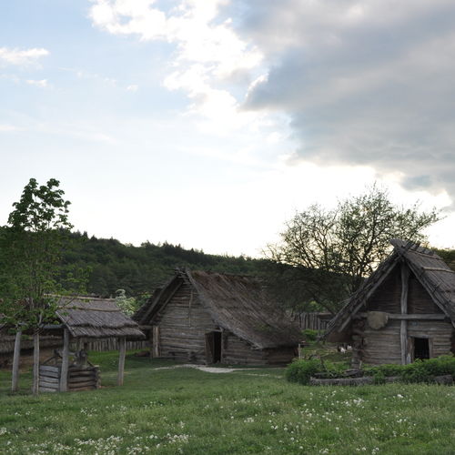 Rekonstrukce raně středověkého osídlení v archeologickém skanzenu. 