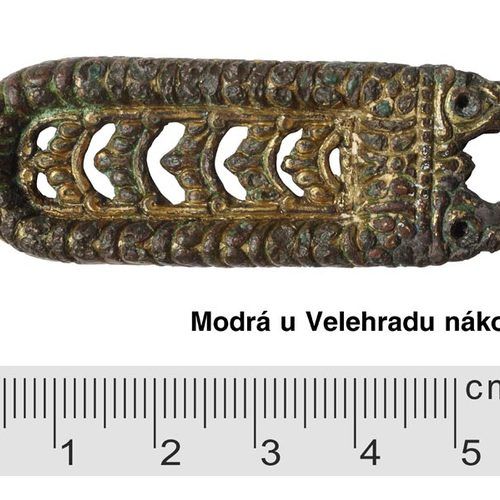 Bronzové pozlacené nákončí karolinského stylu z hrobu č. 22/54 v Modré. 