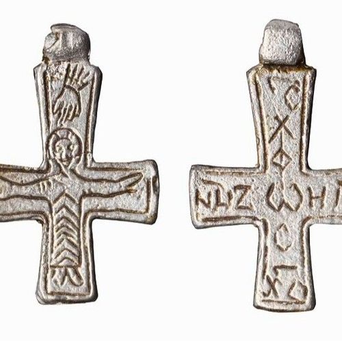 Olověný křížek s rytinou ukřižovaného Krista a řeckým nápisem ZOE-I(ESU)S-CH(RISTO)S-FOS-NIKA, 9. století. Moravské zemské muzeum. 