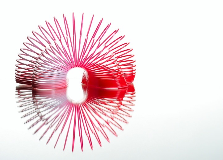 Пластиковая пружина игрушка. Литые диски слинки. Пружинка слинки радуга. Ричард джеймс слинки. История игрушек слинки.